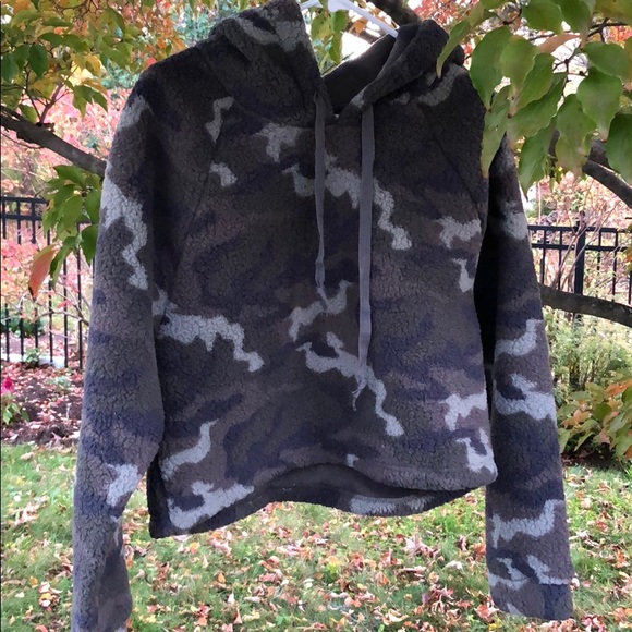 American Eagle Outfitters Tops - Cozy cropped camouflage sweatshirt american eagle